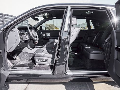 Used 2024 Rolls-Royce Phantom Sedan image 35