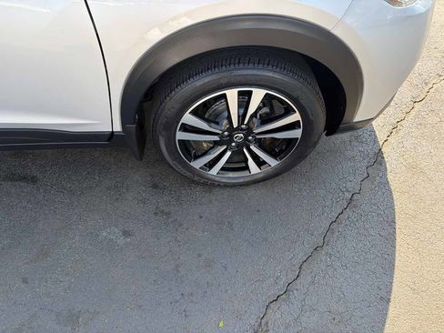 Used 2019 Nissan Kicks FWD image 32