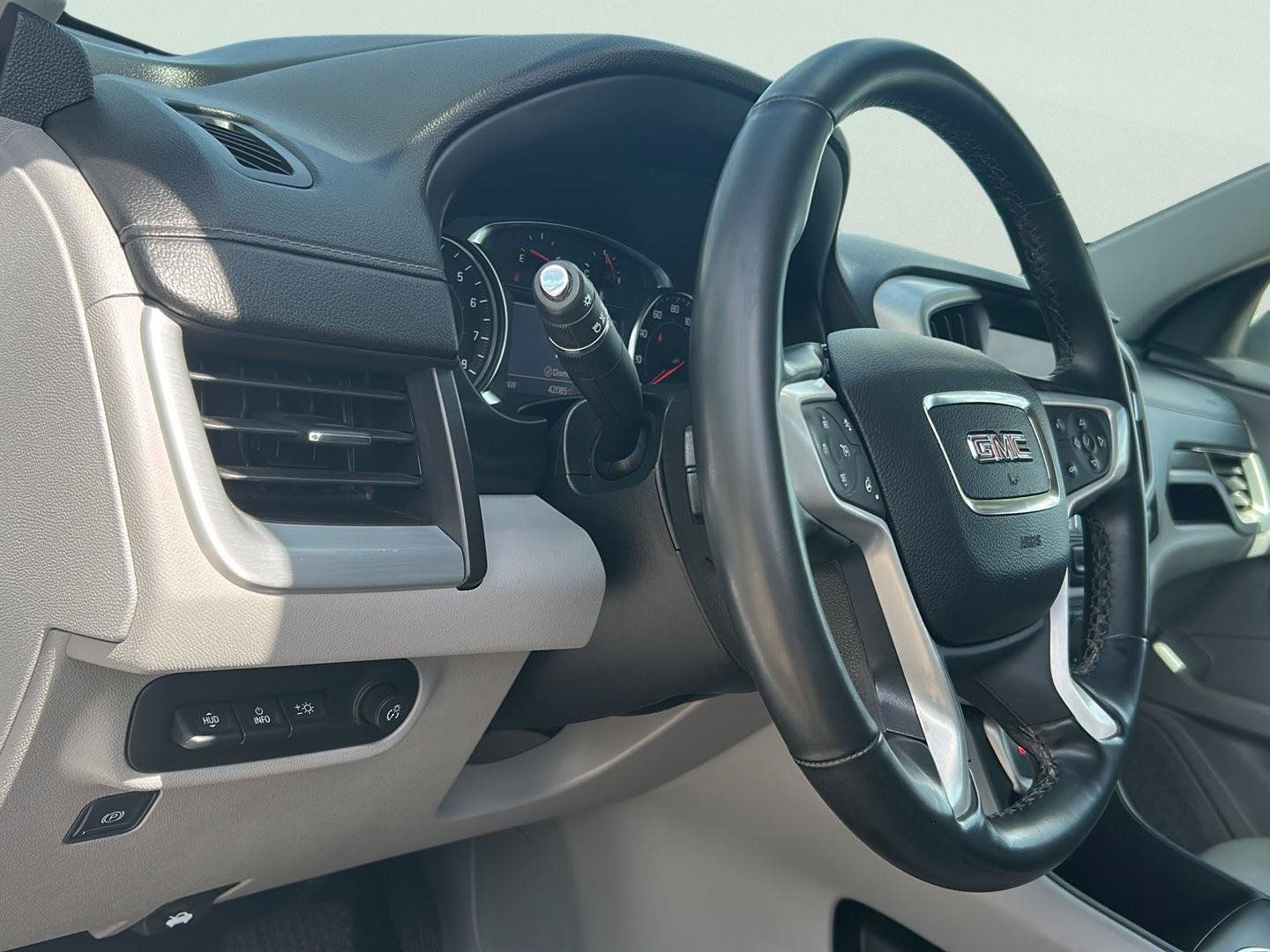 Used 2023 GMC Terrain SLT w/ Tech Package FWD image 12