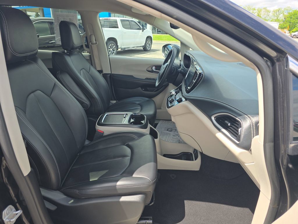 Used 2023 Chrysler Pacifica Touring-L FWD image 19
