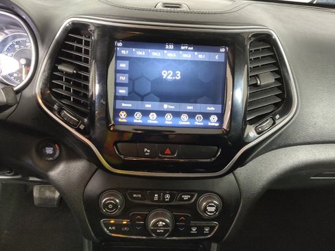 Used 2019 Jeep Cherokee Limited FWD image 25
