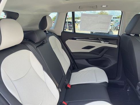 New 2025 Volkswagen Tiguan SE image 10