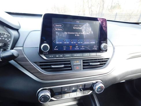 Used 2025 Nissan Altima 2.5 SV image 9