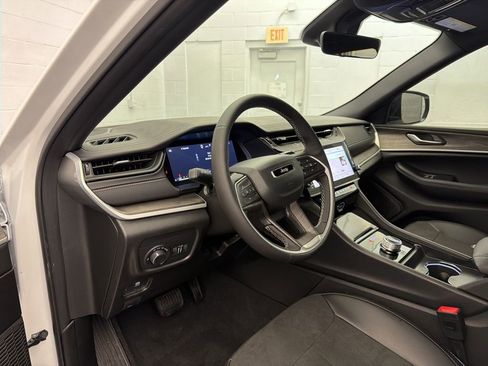 New 2026 Jeep Grand Cherokee Altitude image 14