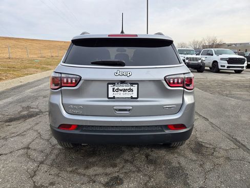 Used 2023 Jeep Compass Latitude w/ Mopar Graphics Package image 5