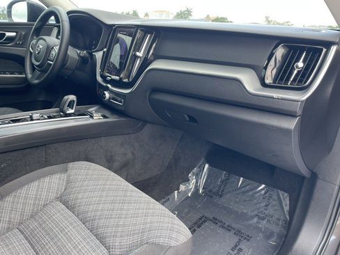Used 2022 Volvo XC60 B5 Momentum AWD/4WD image 8