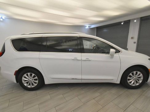 Used 2023 Chrysler Pacifica Touring-L image 6