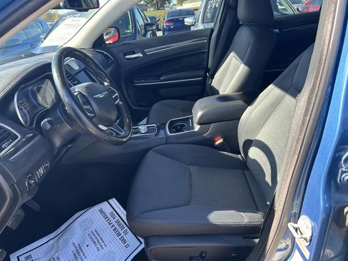 Used 2020 Chrysler 300 Touring w/ Chrome Appearance Package RWD image 8