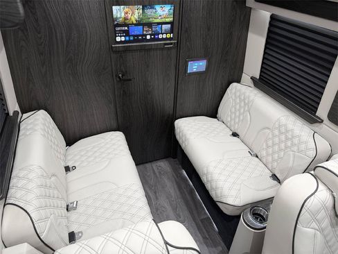 Used 2024 Mercedes-Benz Sprinter 2500 image 5