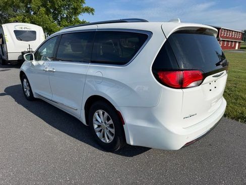 Used 2019 Chrysler Pacifica Touring-L FWD image 3