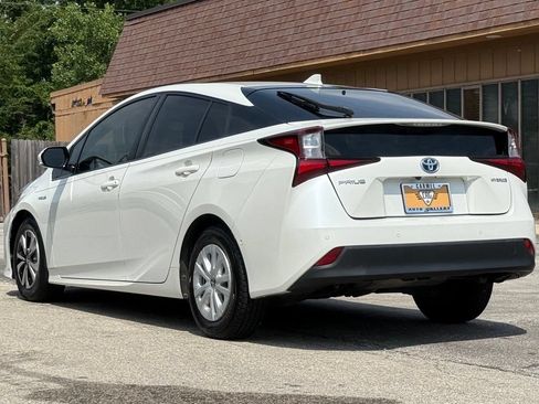 Used 2019 Toyota Prius LE FWD image 3