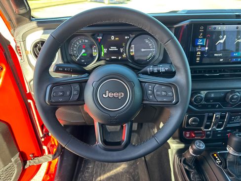 Used 2025 Jeep Wrangler Willys image 24