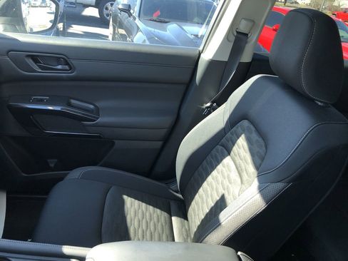 Used 2025 Nissan Pathfinder S image 22