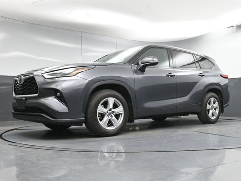 Used 2022 Toyota Highlander LE image 23