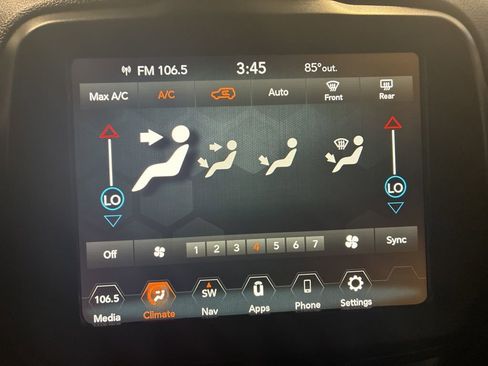 Used 2023 Jeep Renegade Latitude AWD/4WD image 28