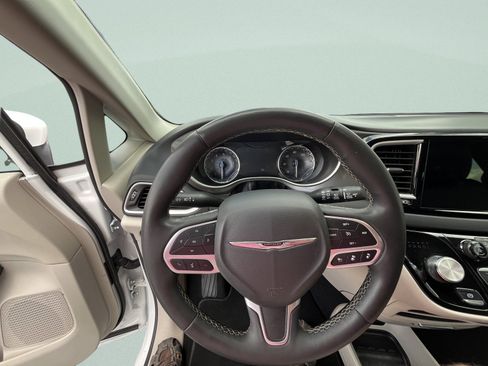 Used 2023 Chrysler Pacifica Touring-L FWD image 14