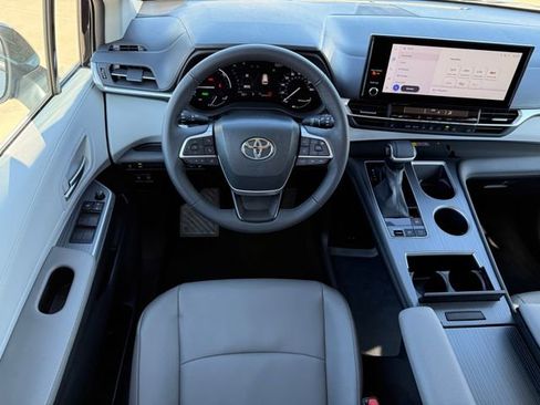 Used 2025 Toyota Sienna XLE image 23