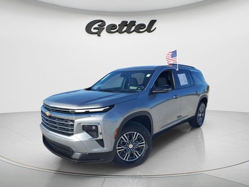 Used 2025 Chevrolet Traverse LT image 9