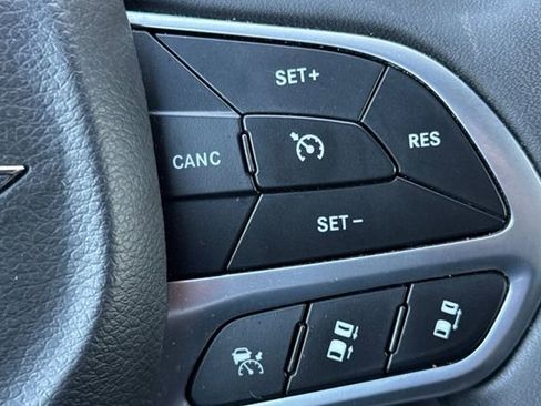 Used 2024 Chrysler Pacifica Touring-L image 40