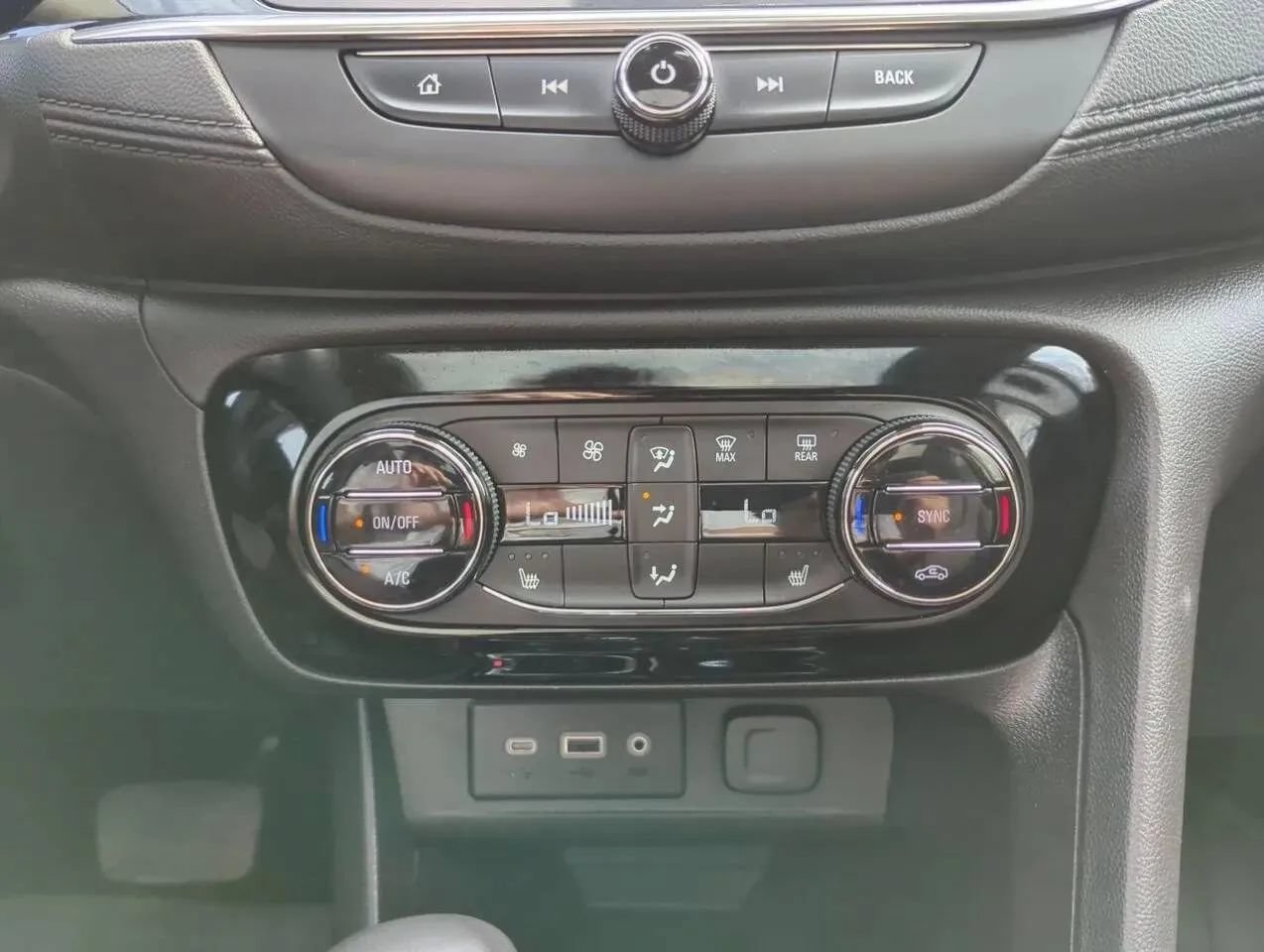 Used 2023 Buick Encore GX Essence w/ Experience Buick Package FWD image 17
