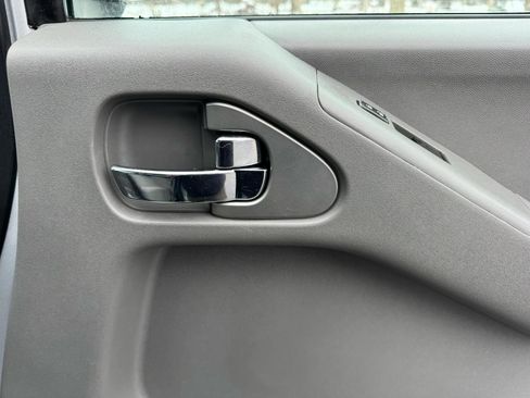 Used 2010 Nissan Frontier SE image 34