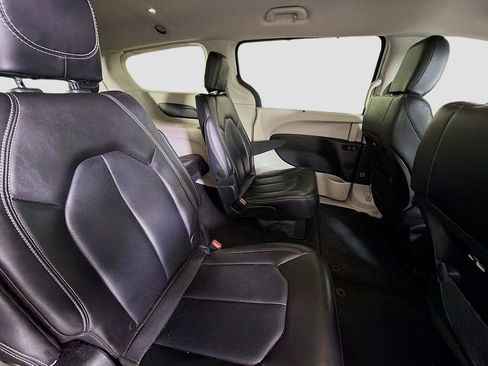 Used 2023 Chrysler Pacifica Touring-L image 27