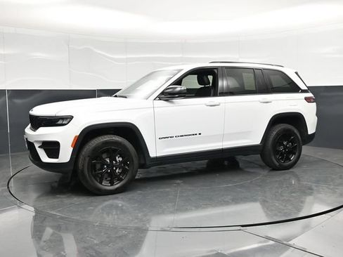 Used 2025 Jeep Grand Cherokee Altitude AWD/4WD image 9