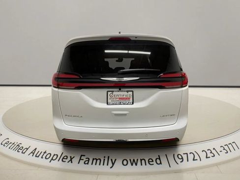 Used 2026 Chrysler Pacifica Limited FWD image 4