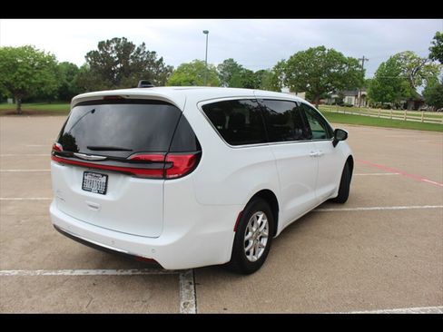 Used 2023 Chrysler Pacifica Touring-L image 5