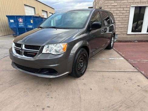 Used 2018 Dodge Grand Caravan SE w/ UConnect Hands-Free Group image 2