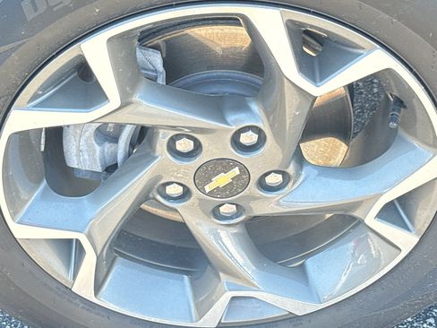 Used 2025 Chevrolet Trax LT w/ LT Convenience Package FWD image 9