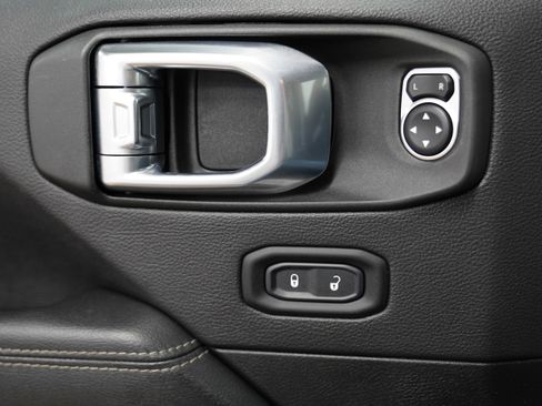 Used 2023 Jeep Gladiator Overland image 17