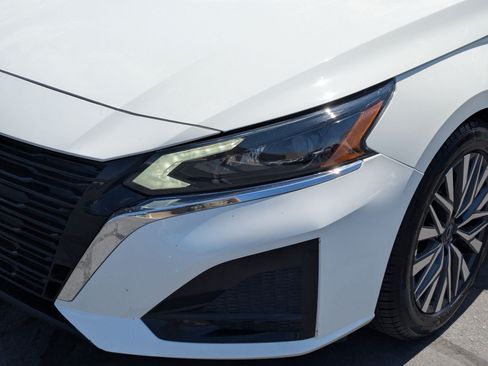 Used 2025 Nissan Altima 2.5 SV FWD image 12