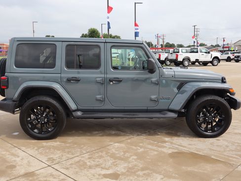Used 2025 Jeep Wrangler Unlimited Sahara AWD/4WD image 4