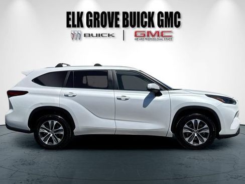 Used 2023 Toyota Highlander XLE FWD image 3