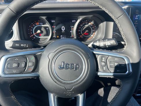 Used 2025 Jeep Wrangler Sahara image 27