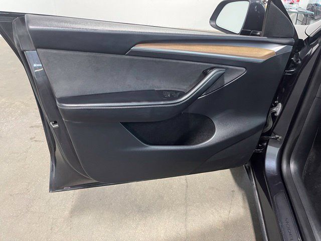 Used 2024 Tesla Model Y Long Range AWD/4WD image 25