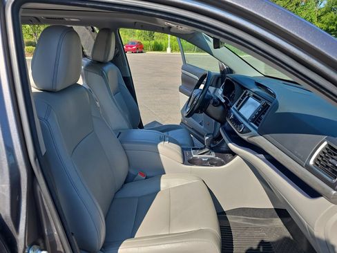 Used 2018 Toyota Highlander Limited Platinum AWD/4WD image 13