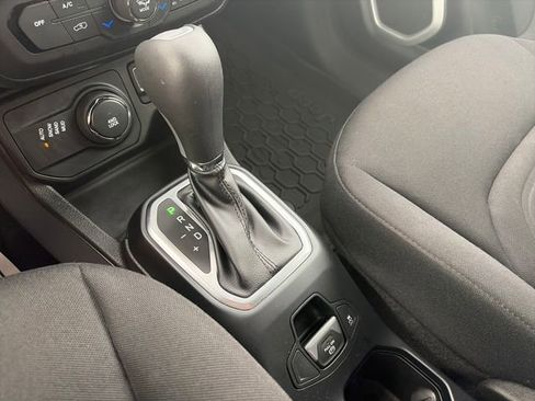 Used 2018 Jeep Renegade Latitude w/ Popular Equipment Group image 24