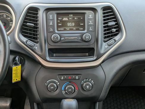 Used 2017 Jeep Cherokee Sport FWD image 16