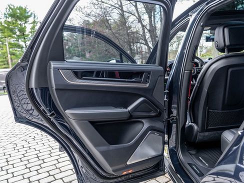 Used 2024 Porsche Cayenne S image 37