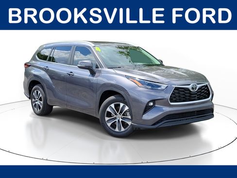 Used 2024 Toyota Highlander XLE FWD image 1
