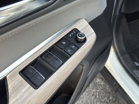 Used 2021 Toyota Venza Limited image 29