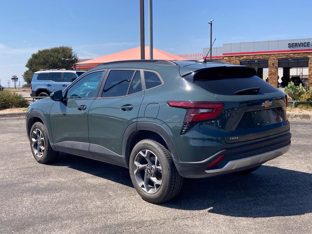 Used 2025 Chevrolet Trax LT FWD image 7
