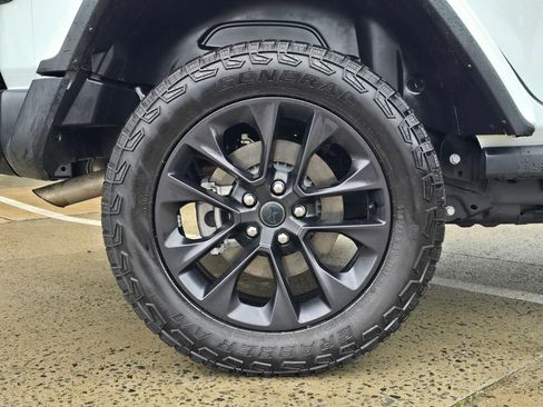 Used 2025 Jeep Wrangler Unlimited Sahara image 18