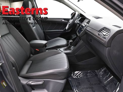 Used 2022 Volkswagen Tiguan SE w/ Panoramic Sunroof Package image 23