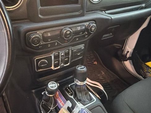 Used 2019 Jeep Wrangler Unlimited Sahara AWD/4WD image 15