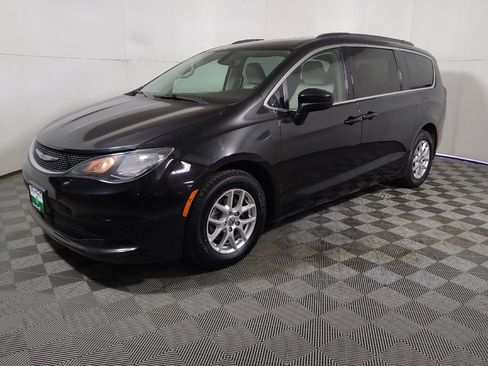 Used 2021 Chrysler Voyager Lxi FWD image 2