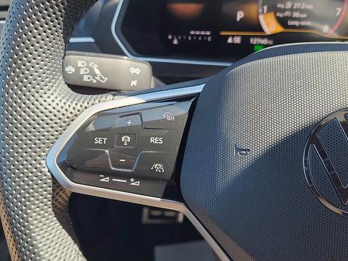 Used 2024 Volkswagen Tiguan SE R-Line image 14