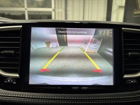 Used 2024 Chrysler Pacifica Limited FWD image 9